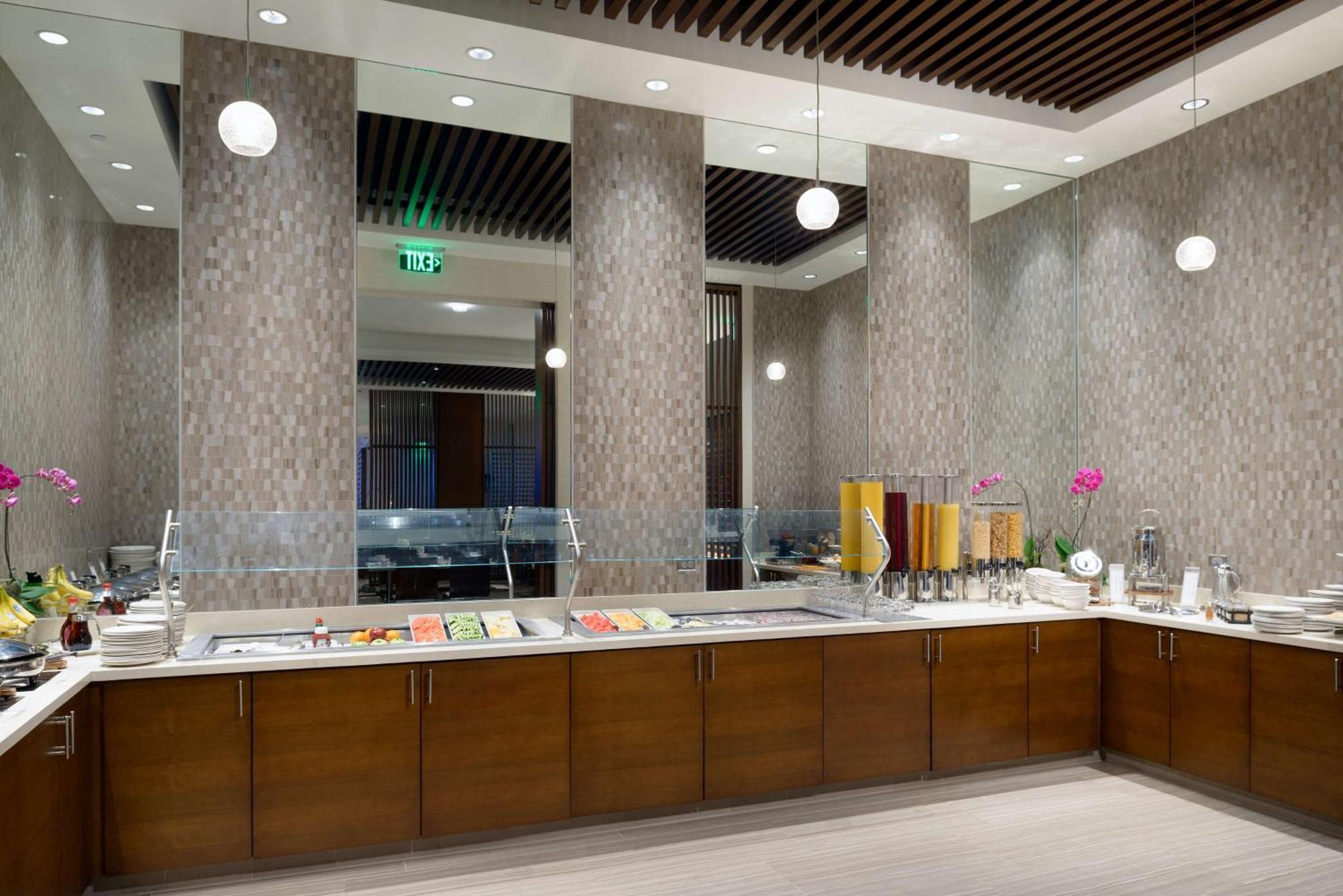 Hilton Woodland Hills/ 3* Los Angeles