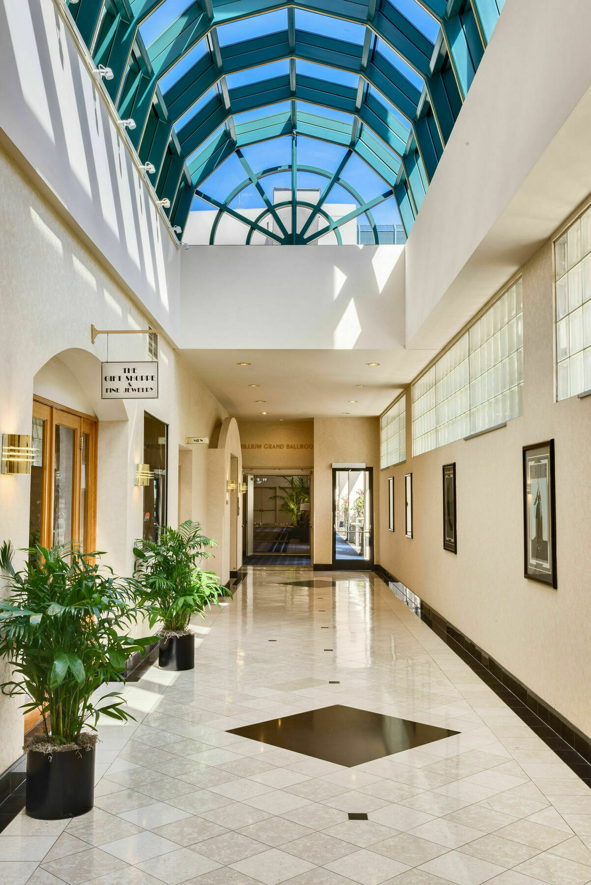 Hilton Woodland Hills/ Angeles Hotel